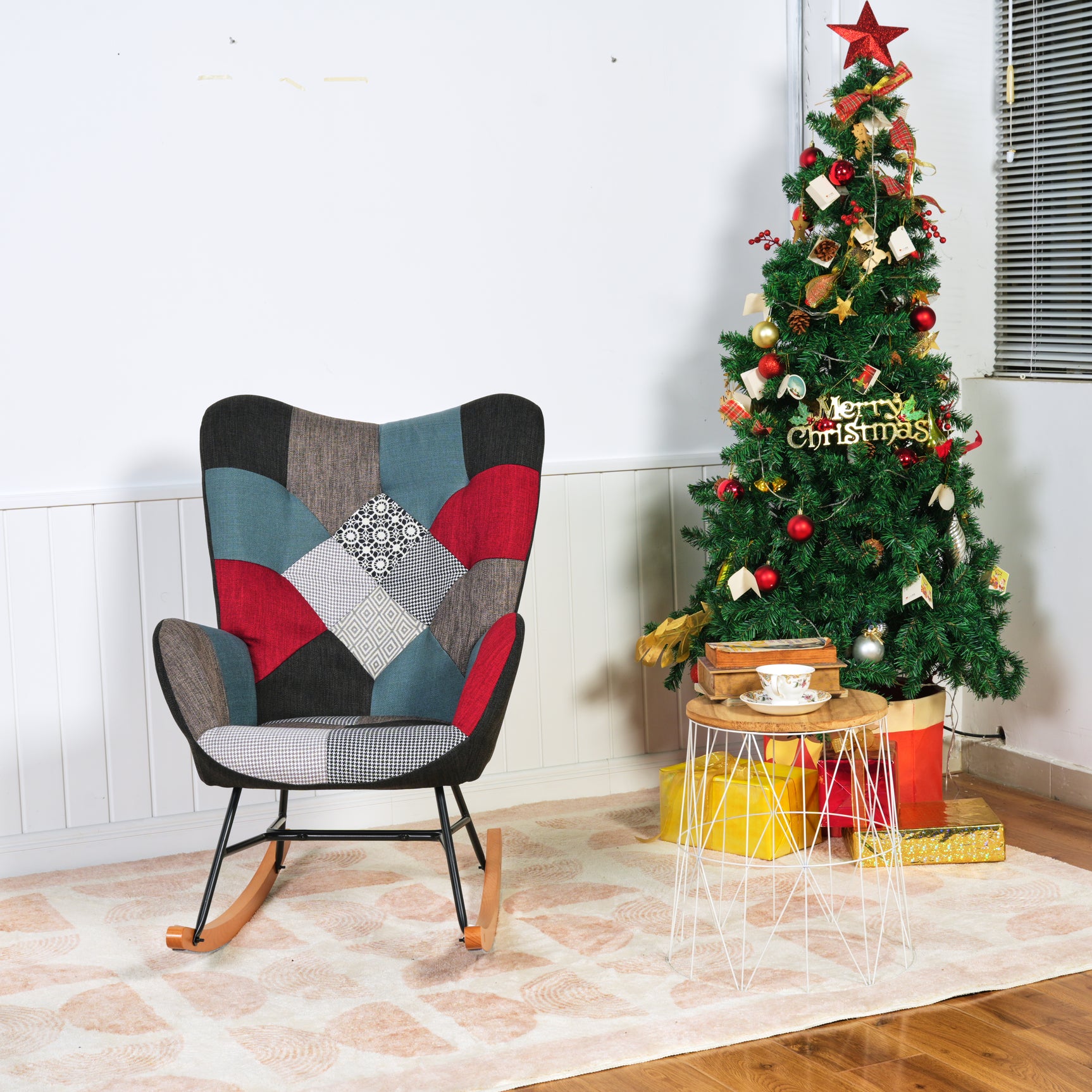 Sedia a dondolo per allattamento scandinava con braccioli in tessuto patchwork cucito - FUNKEL