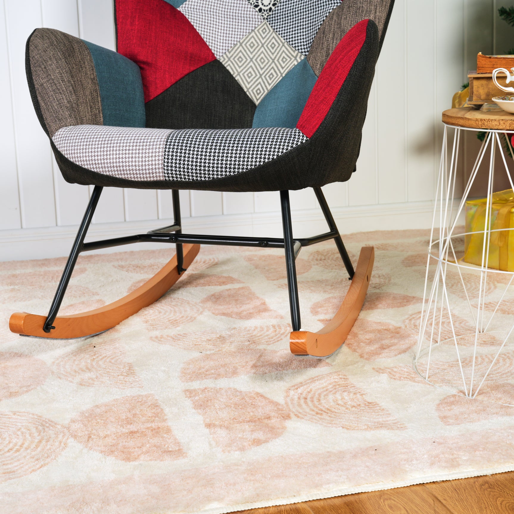 Sedia a dondolo per allattamento scandinava con braccioli in tessuto patchwork cucito - FUNKEL