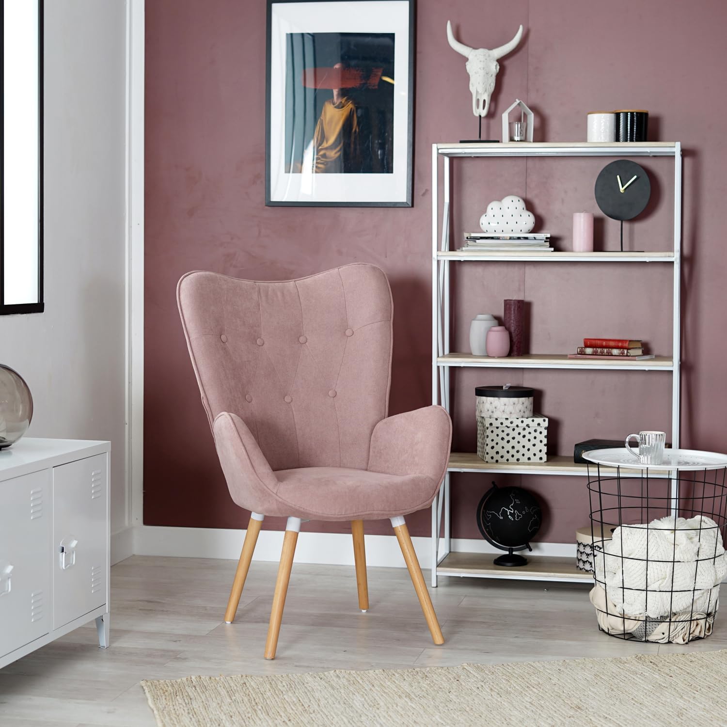 Scandinavian armchair with armrests in padded pink fabric - kas