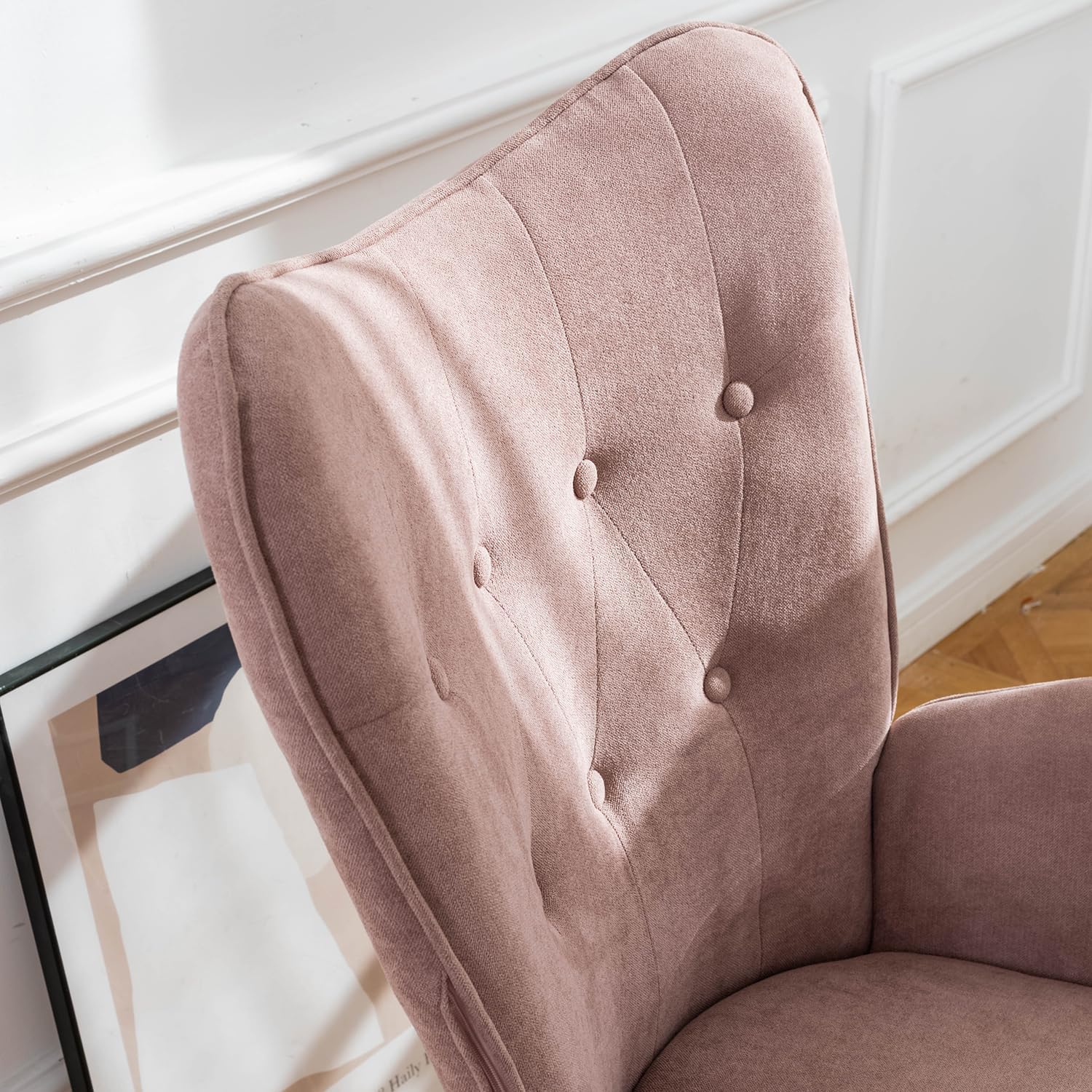 Sillón escandinavo con reposabrazos en tela rosa acolchada - kas