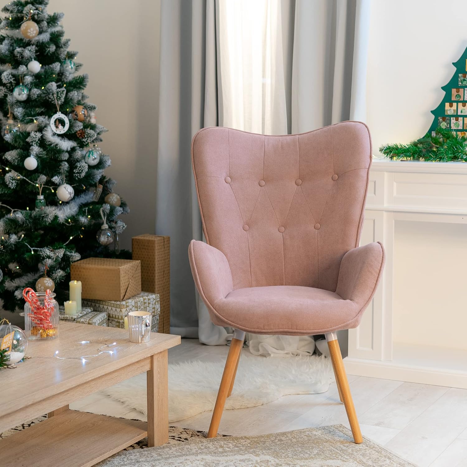 Fauteuil scandinave avec accoudoirs en tissu rose capitonné - KAS