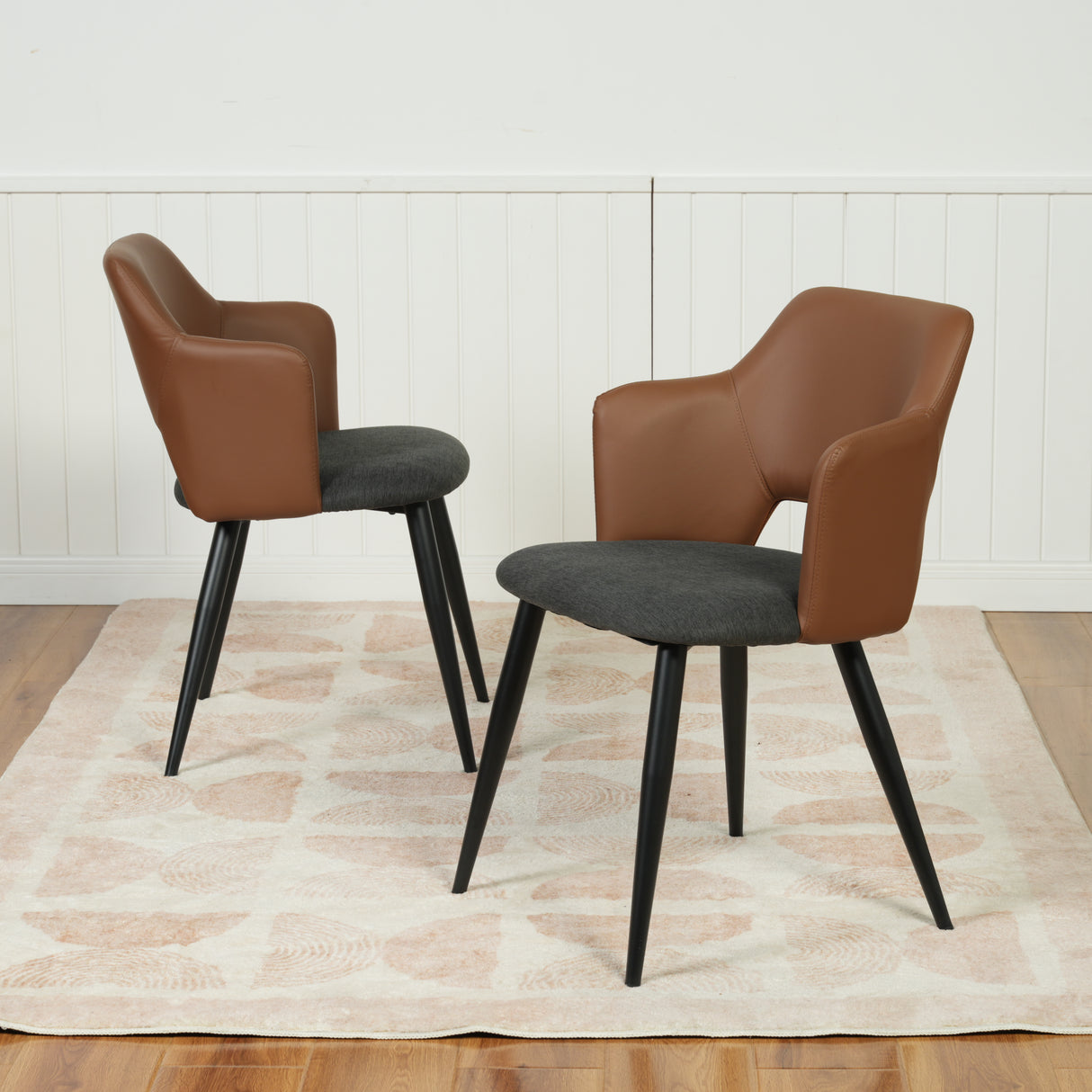 Lot de 2 chaises industrielles de salle à manger avec accoudoirs, siège rembourré en similicuir PU marron et tissu gris, AKANJI 2PCS PU BACK