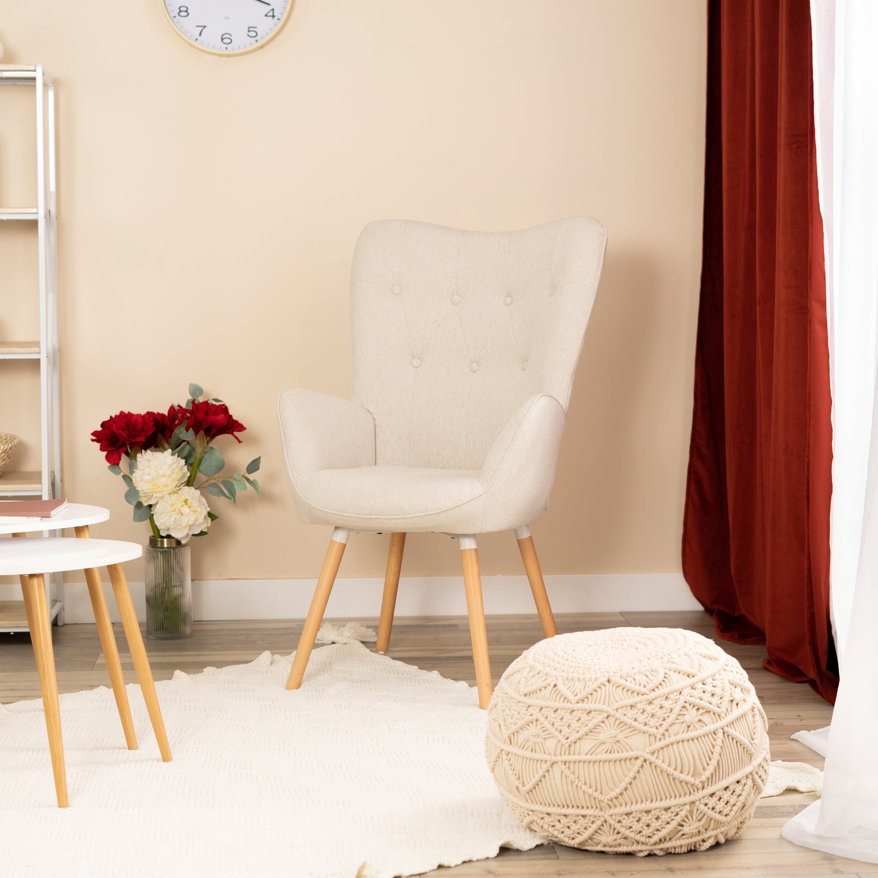 Sillón escandinavo con reposabrazos en tela beige acolchada - kas