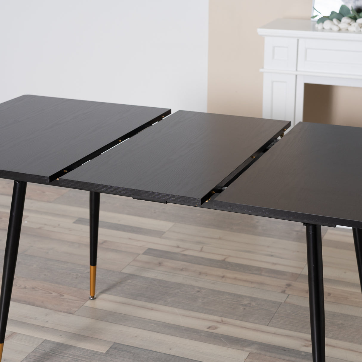 Table de salle à manger rétro style industriel, extensible en bois MDF noir pour 4 à 6 personnes, pieds en métal noir et doré, WHALEN DARK WOOD STRETCH TABLE BG