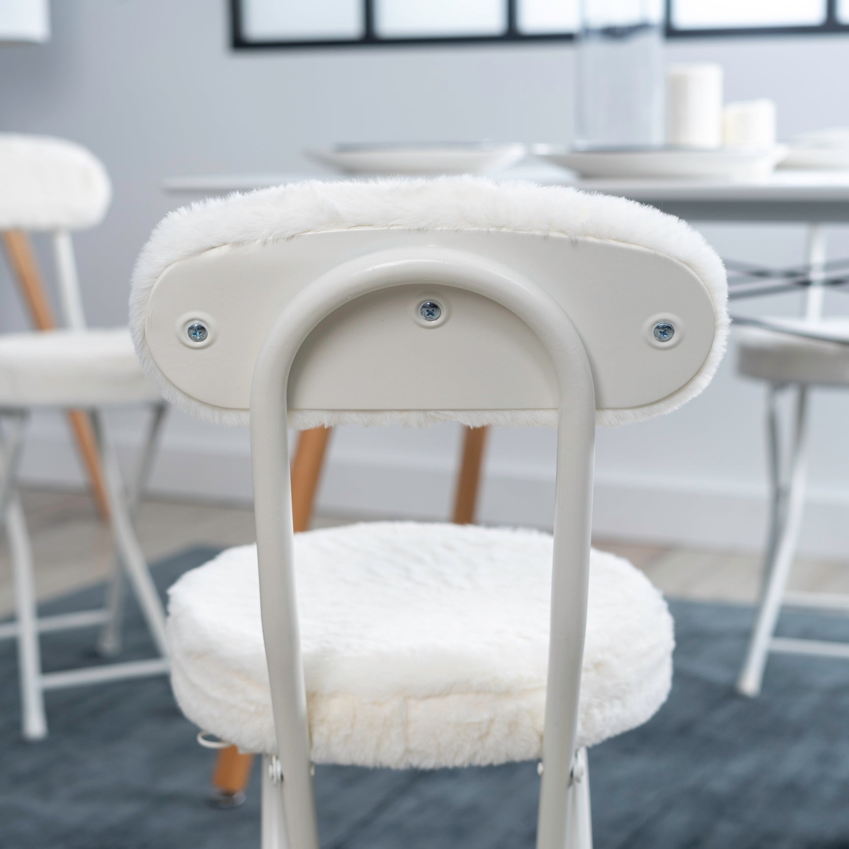 Lot de 4 chaises/tabourets pliants, coussin ronde en tissu blanc effet fourrure, avec dossier et repose-pieds - ERNST PLUSH WHITE