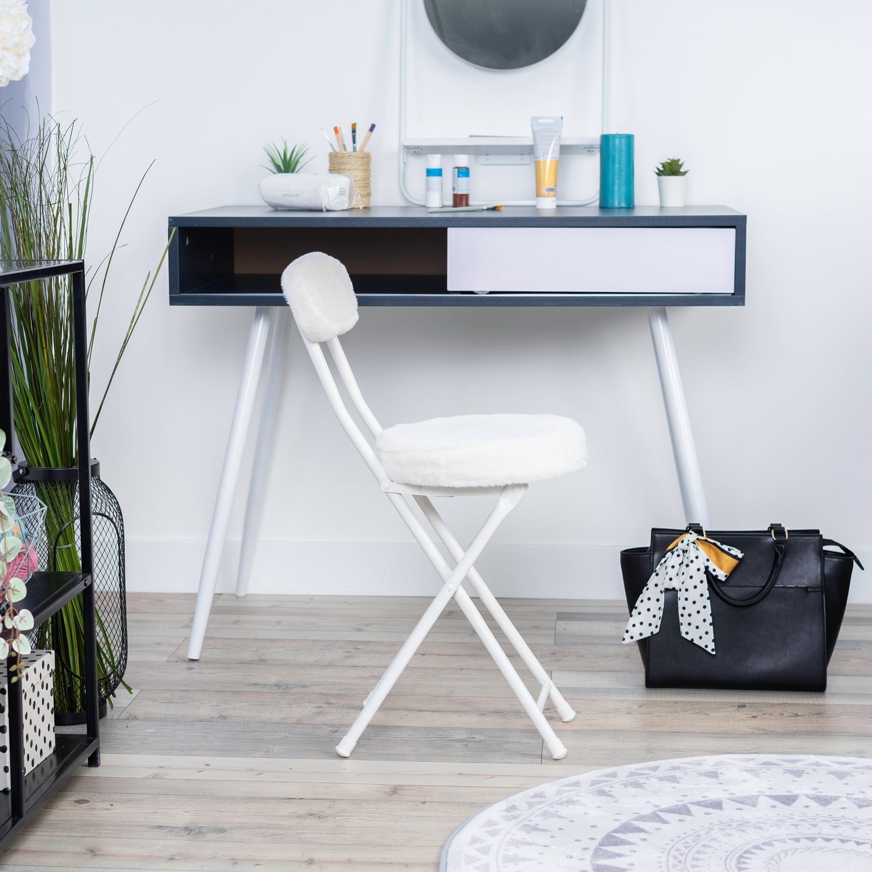 Lot de 4 chaises/tabourets pliants, coussin ronde en tissu blanc effet fourrure, avec dossier et repose-pieds - ERNST PLUSH WHITE