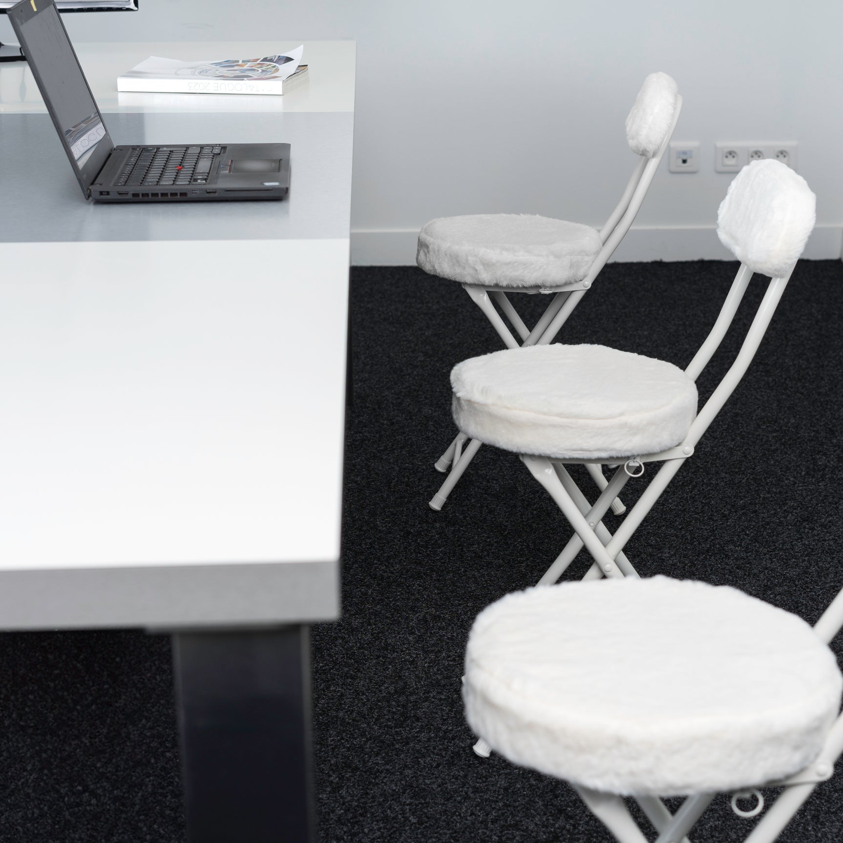 Set of 4 folding chairs/stools, round cushion in white fur-effect fabric, with backrest and footrest - ERNST PLUSH WHITE