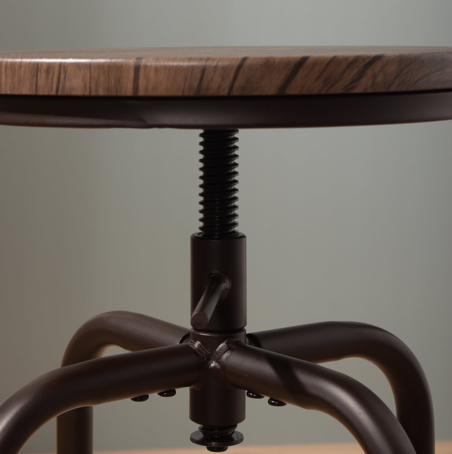 Lot de 2 tabourets de bar industriels avec pieds en métal, assise en bois pivotante à 360°, hauteur réglable avec repose-pieds - ANACLETUS WALNUT