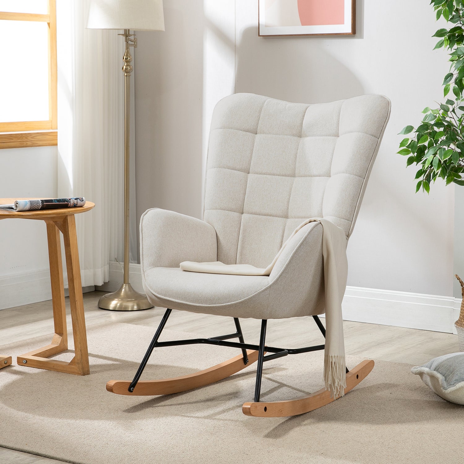 Fauteuil à bascule allaitement scandinave avec accoudoirs en tissu beige à surpiqûres - FUNKEL