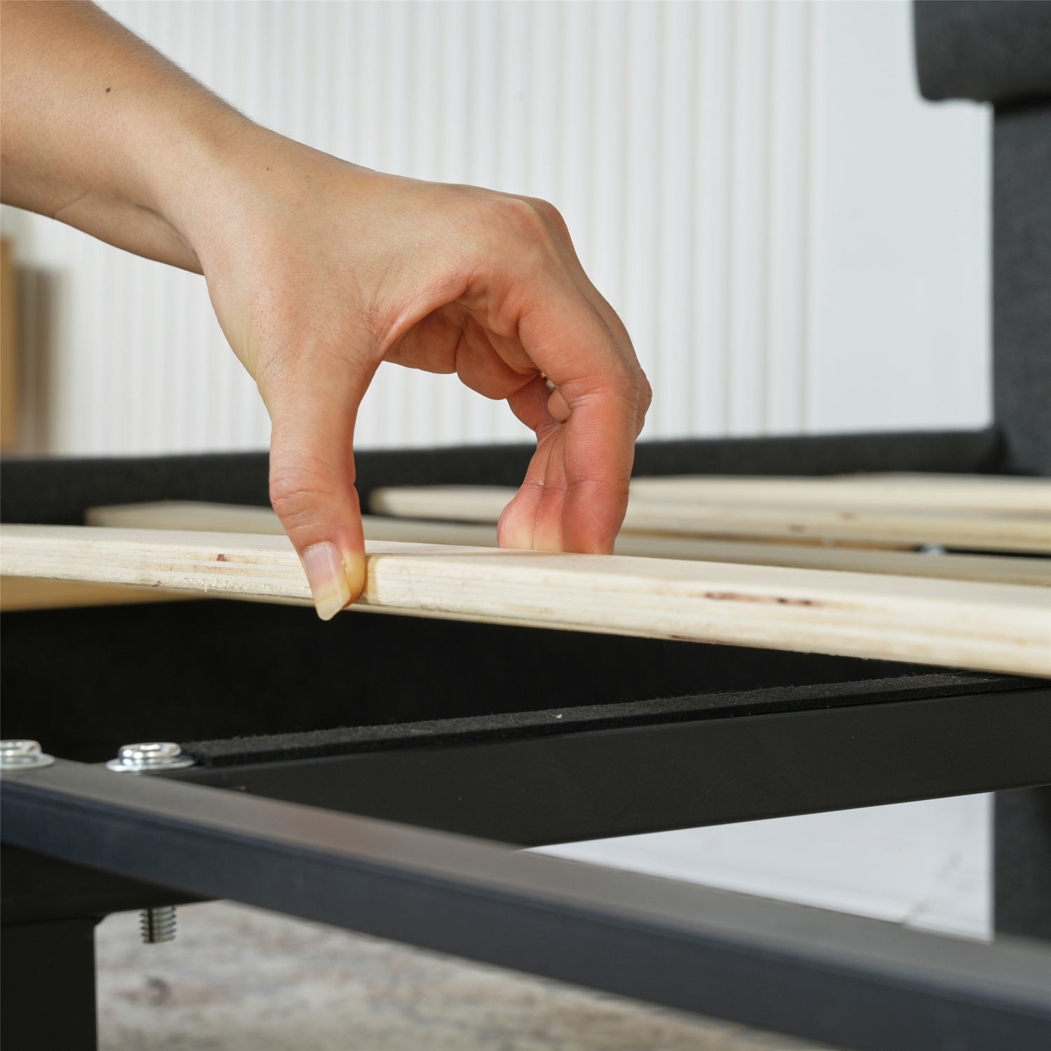 Doppelbett (160 x 200 cm) mit gepolstertem Kopfteil aus grauem Stoff, Lattenrost aus Pappelholz (Matratze nicht im Lieferumfang enthalten) – LEON 160 GRAU