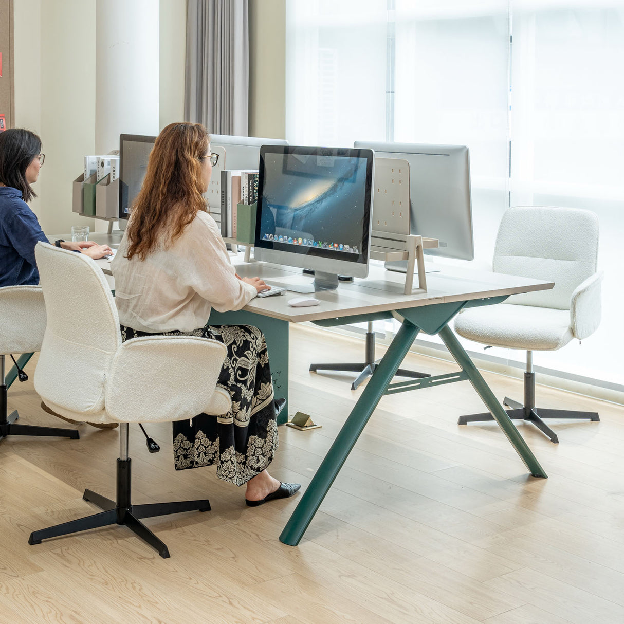 Fauteuil de bureau ergonomique pivotante en tissu bouclette blanc, hauteur réglable - THOMASINA