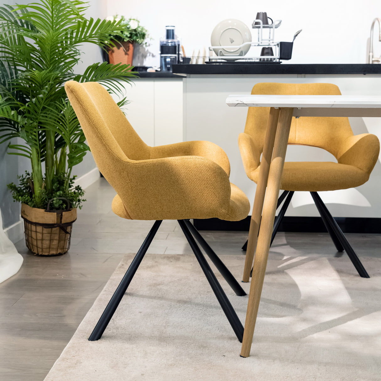 Lot de 2 chaises de salle à manger contemporaines en tissu jaune, pieds en métal noir - BETH FABRIC YELLOW