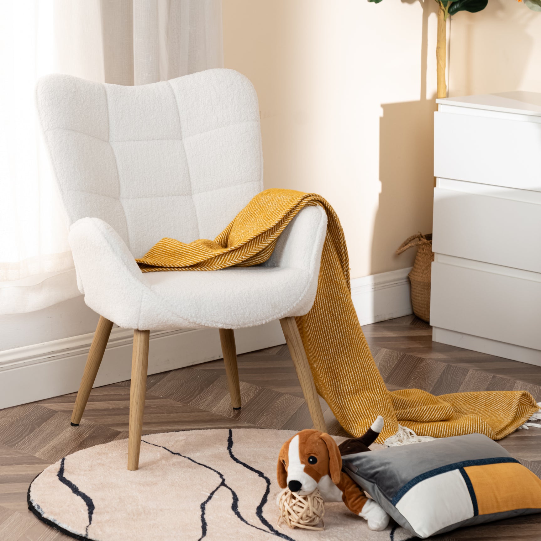 Sillón escandinavo con reposabrazos en tejido de piel de oveja beige con costuras - KANAS