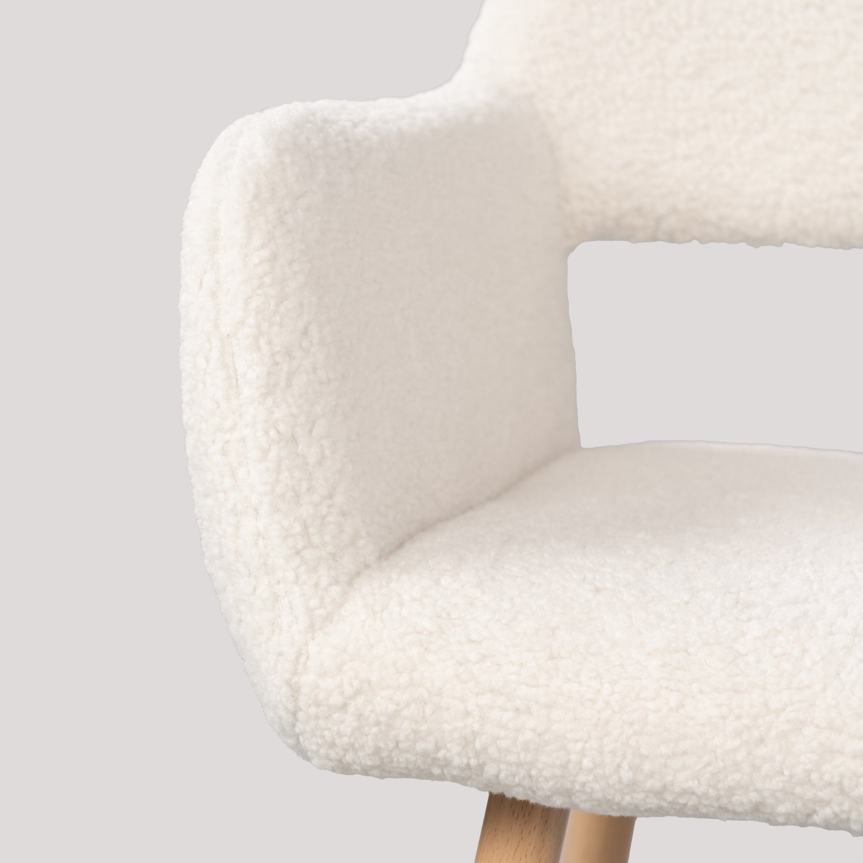 Set of 4 Scandinavian dining room armchairs with beige sheepskin fabric armrests - CROMWELL