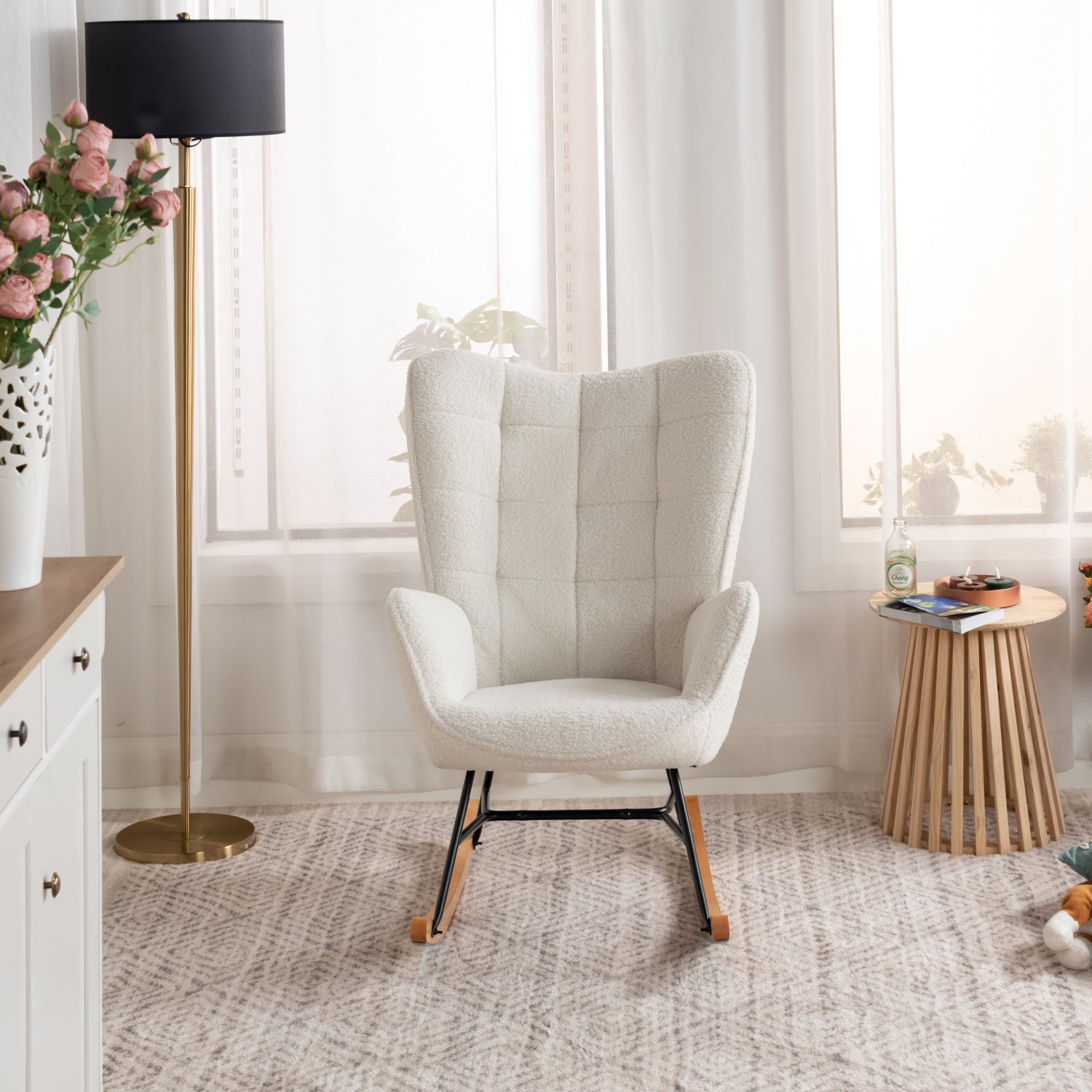 Fauteuil à bascule allaitement scandinave avec accoudoirs en tissu mouton boulette beige à surpiqûres - FUNKEL