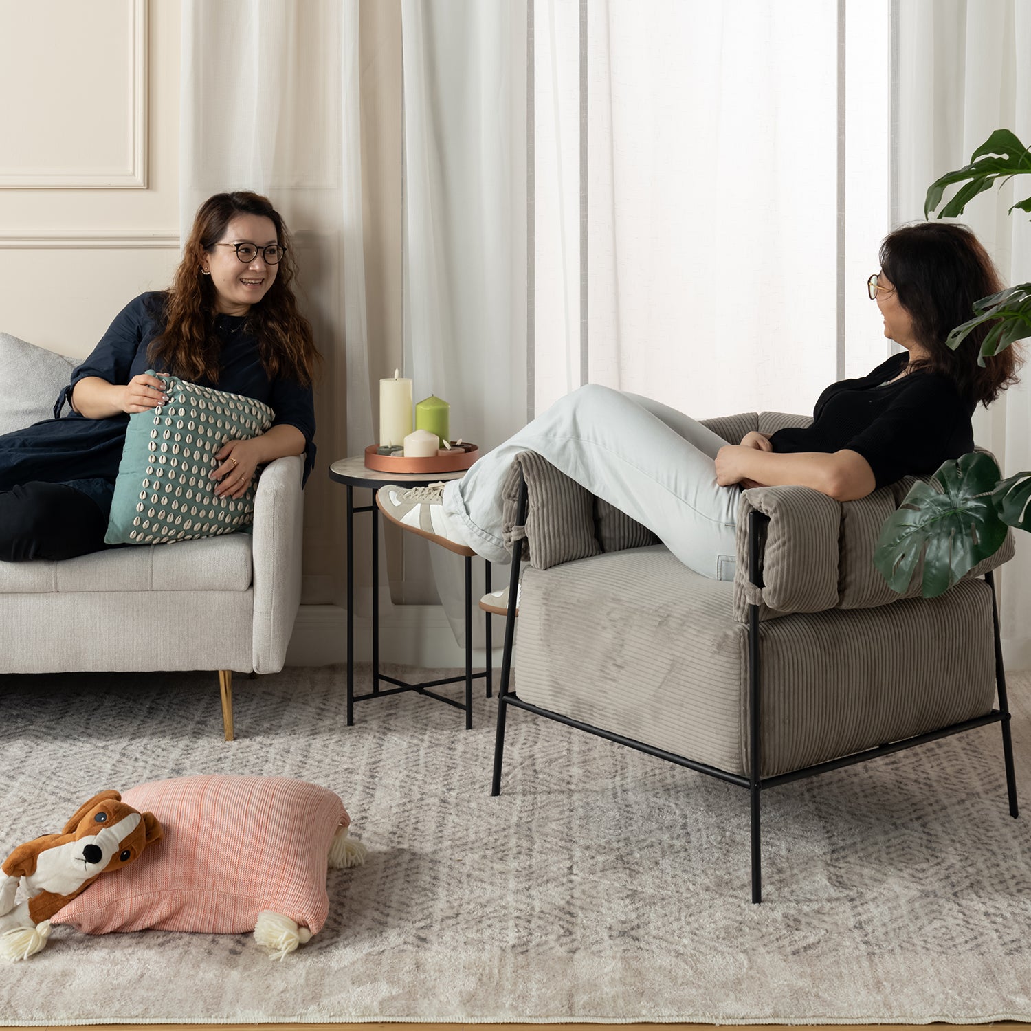 Fauteuil lounge avec accoudoirs en velours côtelé taupe clair - DOMCO