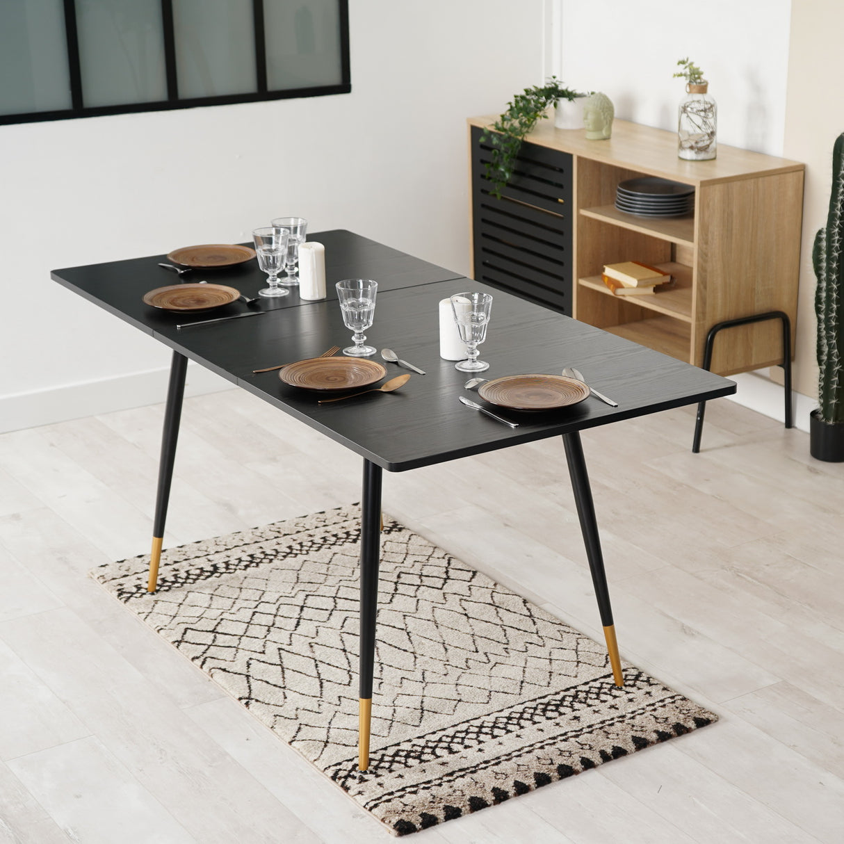 Table de salle à manger rétro style industriel, extensible en bois MDF noir pour 4 à 6 personnes, pieds en métal noir et doré, WHALEN DARK WOOD STRETCH TABLE BG