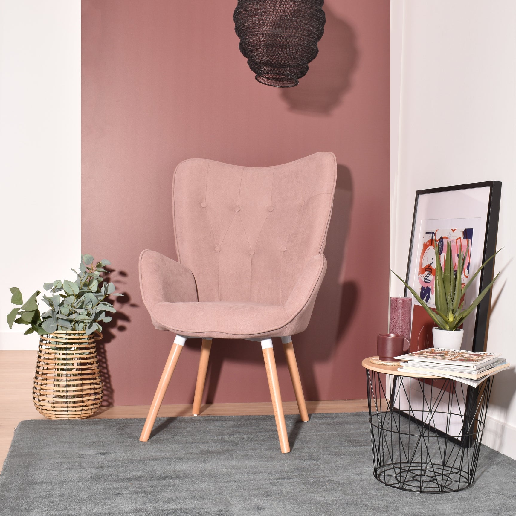 Fauteuil scandinave avec accoudoirs en tissu rose capitonné - KAS