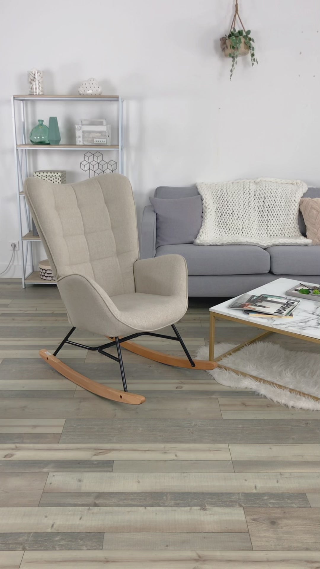 Sedia a dondolo per allattamento scandinava con braccioli in tessuto beige con cuciture - FUNKEL