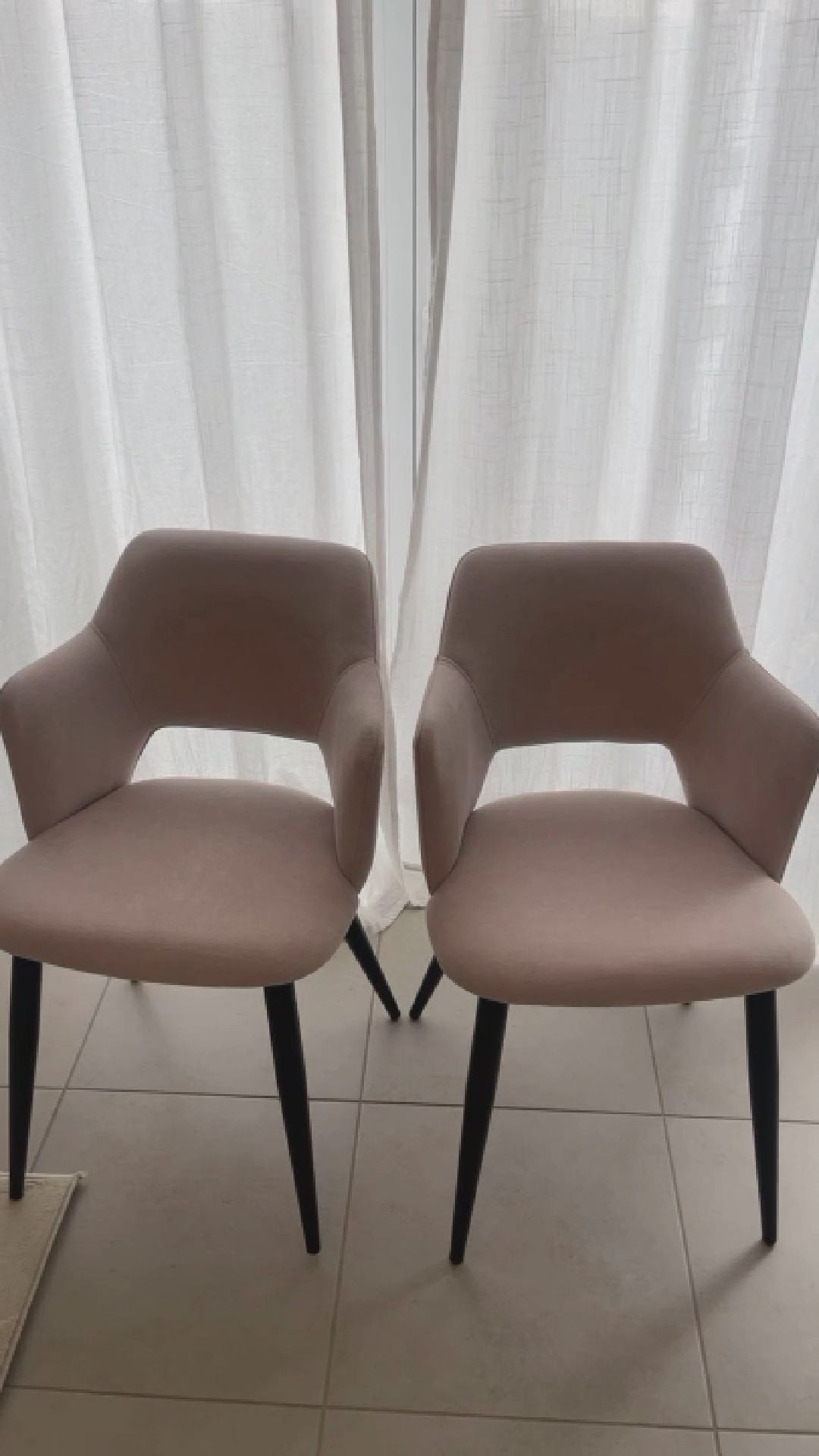 Lot de 2 fauteuils de salle à manger scandinaves avec accoudoirs en tissu beige - AKANJI