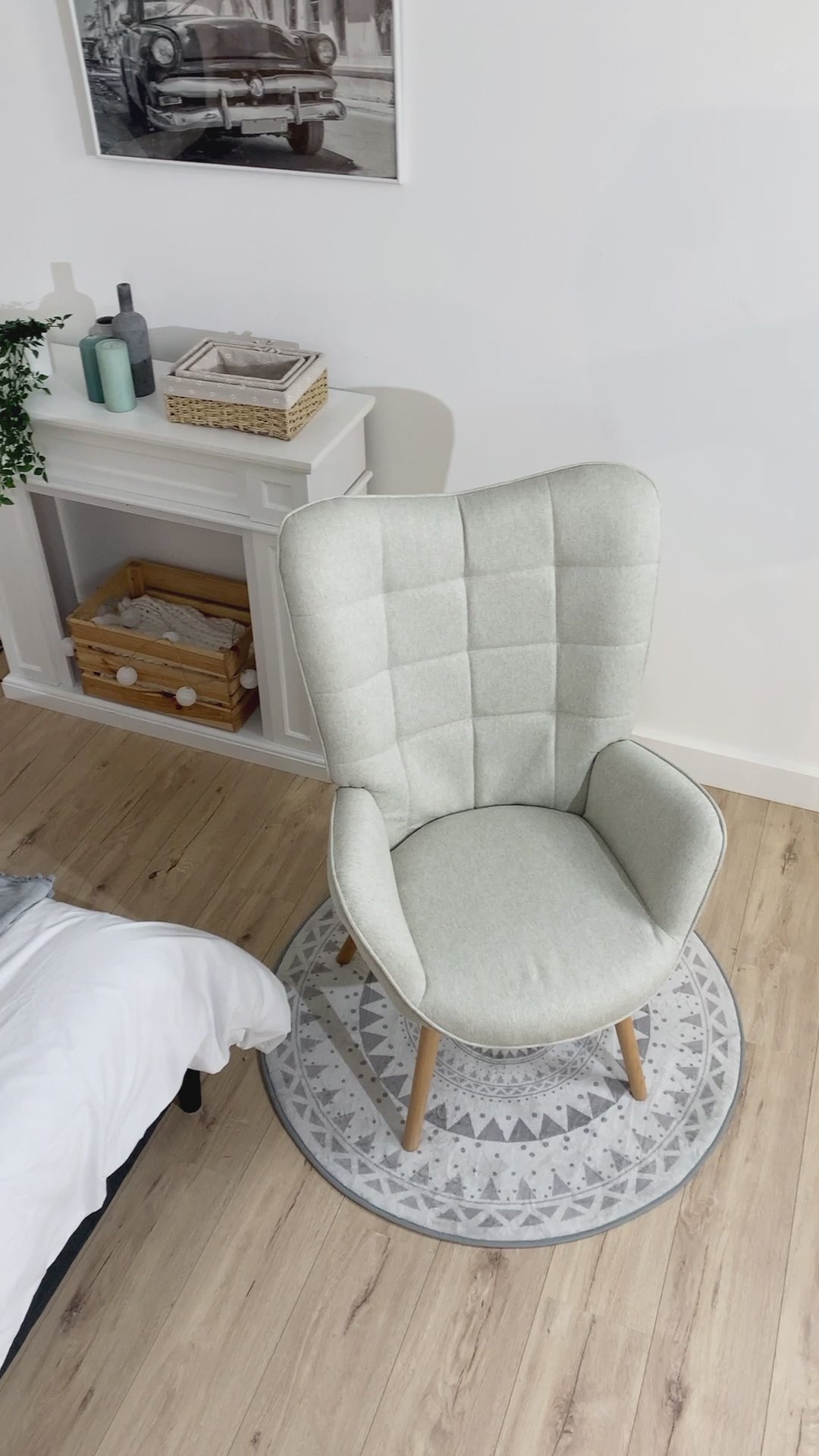 Sillón escandinavo con reposabrazos en tela beige con costuras - Funkel