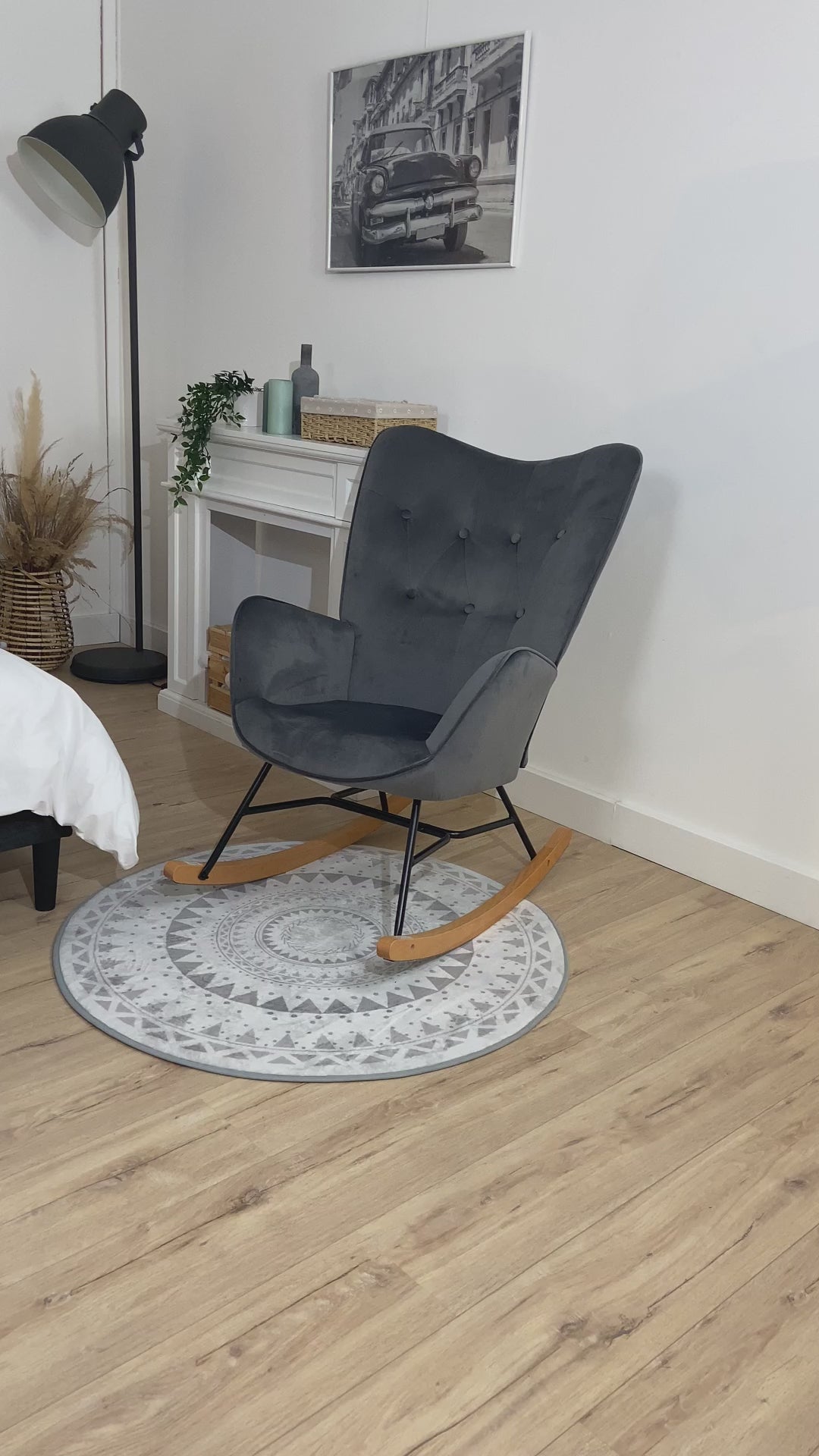 Fauteuil à bascule allaitement scandinave avec accoudoirs en velours gris capitonné - EPPING