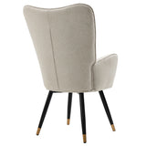 Poltrona scandinava con braccioli in tessuto beige con cuciture - FUNKEL