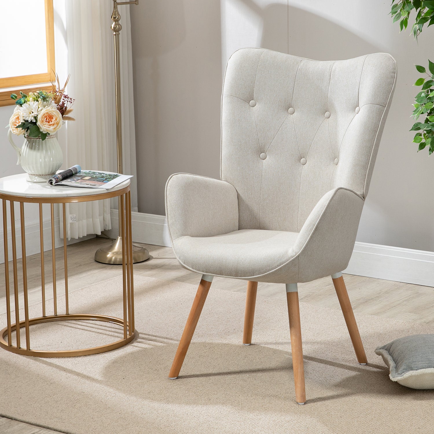 Fauteuil scandinave avec accoudoirs en tissu beige capitonné - KAS