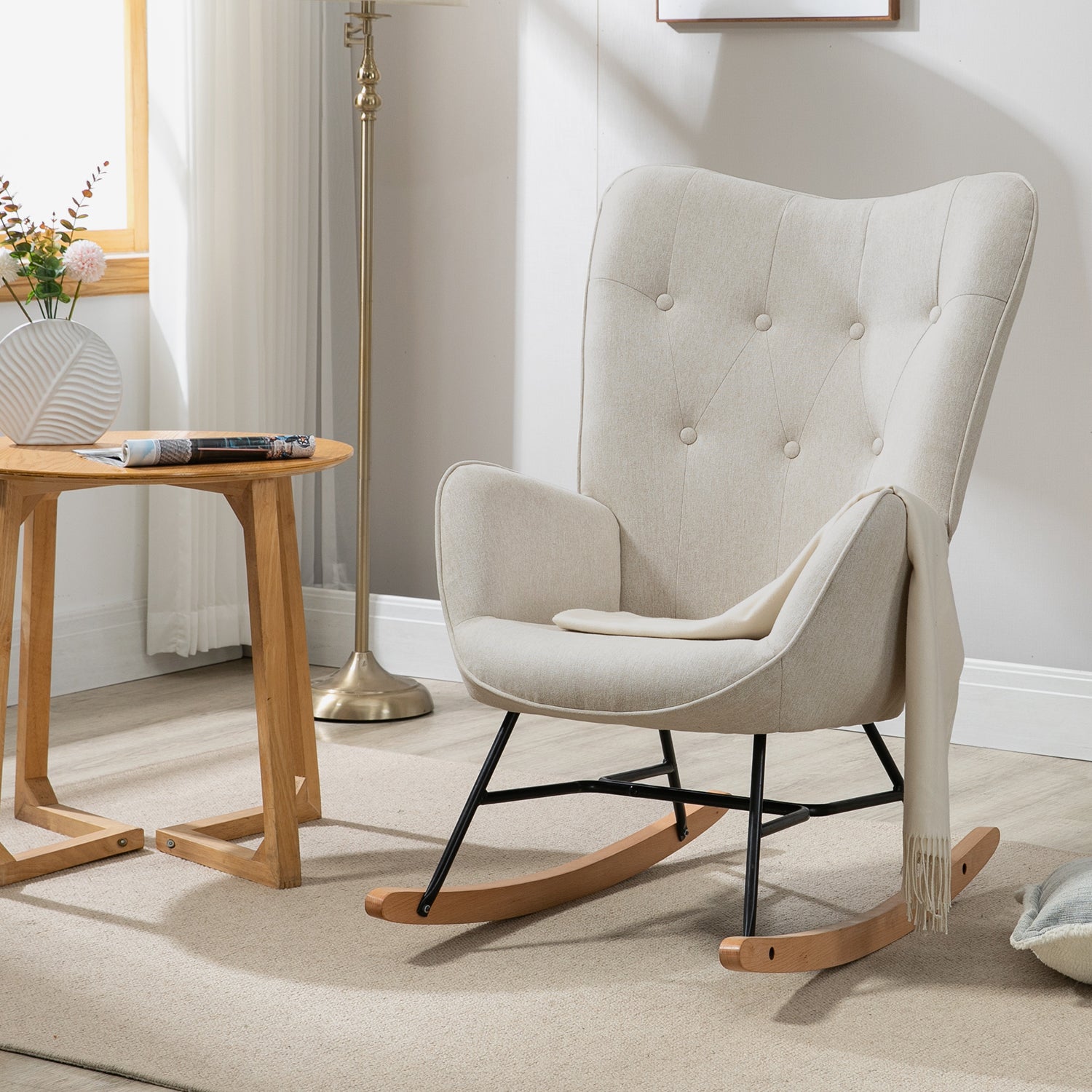 Fauteuil à bascule allaitement scandinave avec accoudoirs en tissu beige capitonné - EPPING