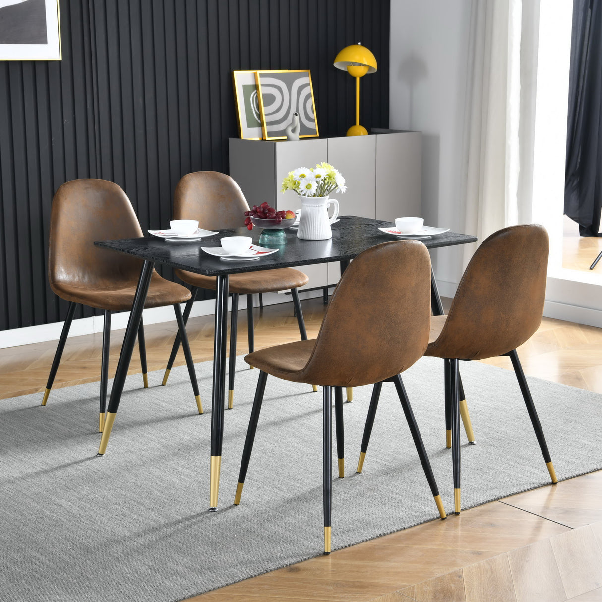 Set di 4 sedie per sala da pranzo retrò in tessuto effetto scamosciato/camoscio, seduta imbottita e gambe in metallo nero e oro - CHARLTON SUEDE BROWN BG