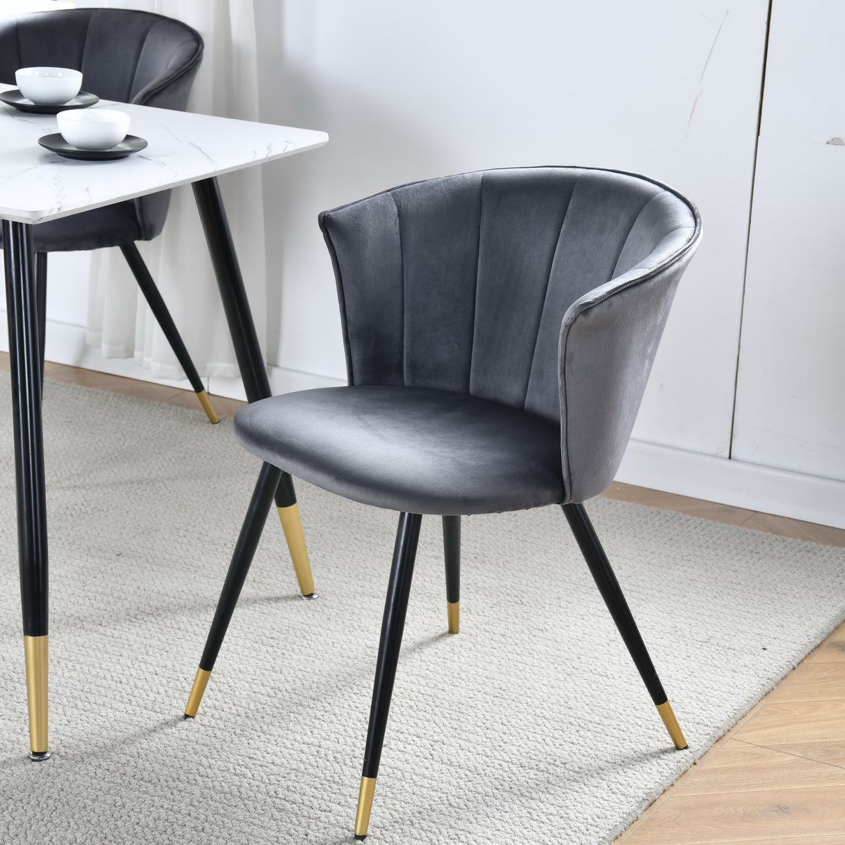 Set aus 2 Retro-Esszimmerstühlen aus grauem Samt und schwarzen und goldenen Metallbeinen – DONCIC DINING CHAIR GERY BG