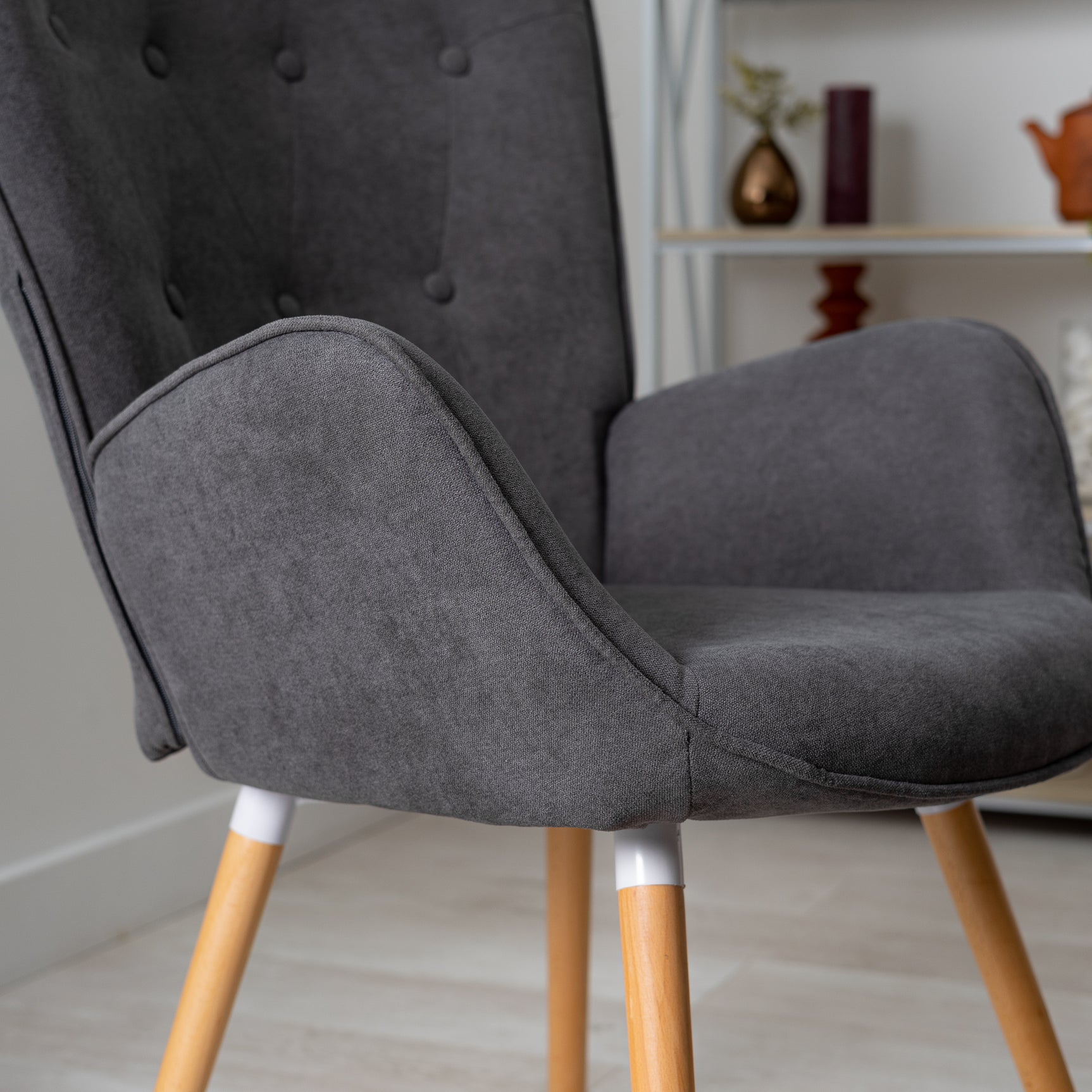 Fauteuil scandinave capitonné dossier confortable avec accoudoirs en tissu gris - KAS GREY FABRIC