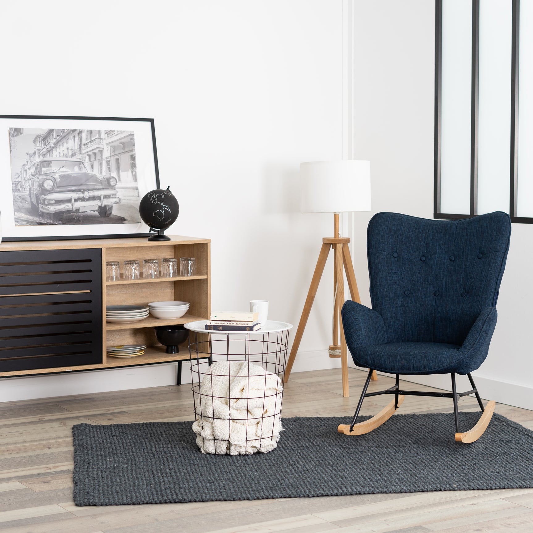 Fauteuil à bascule allaitement scandinave avec accoudoirs en tissu bleu capitonné - EPPING