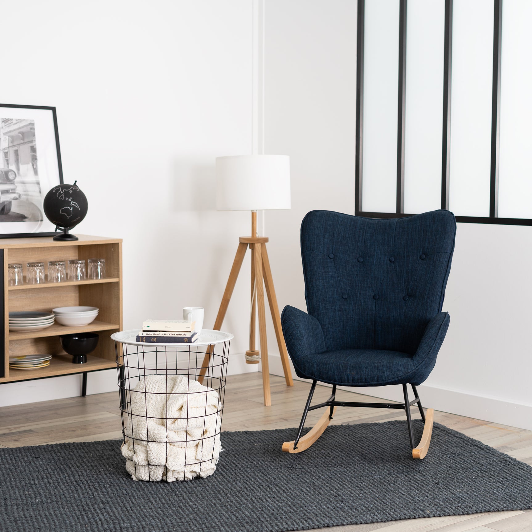 Fauteuil à bascule allaitement scandinave avec accoudoirs en tissu bleu capitonné - EPPING