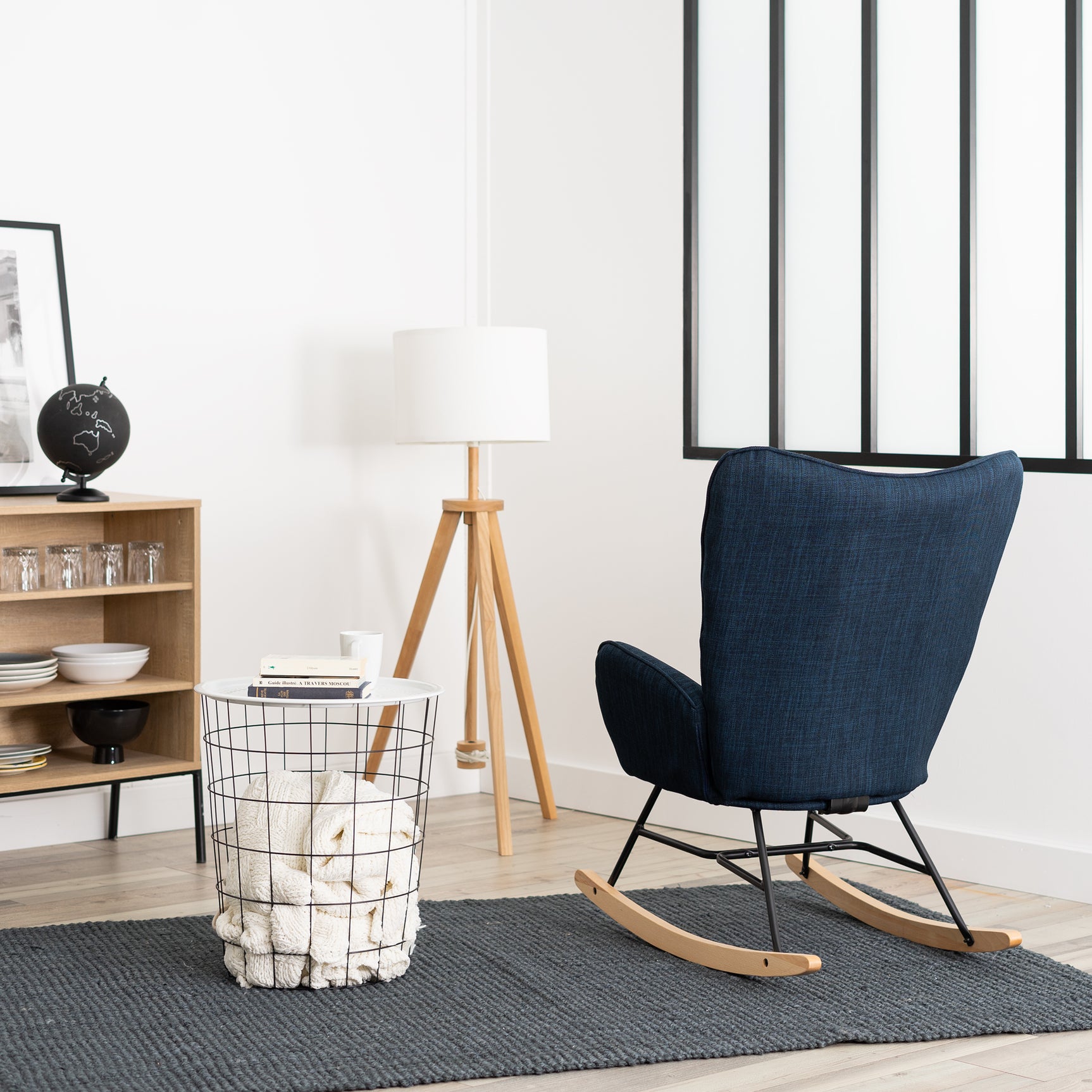 Fauteuil à bascule allaitement scandinave avec accoudoirs en tissu bleu capitonné - EPPING