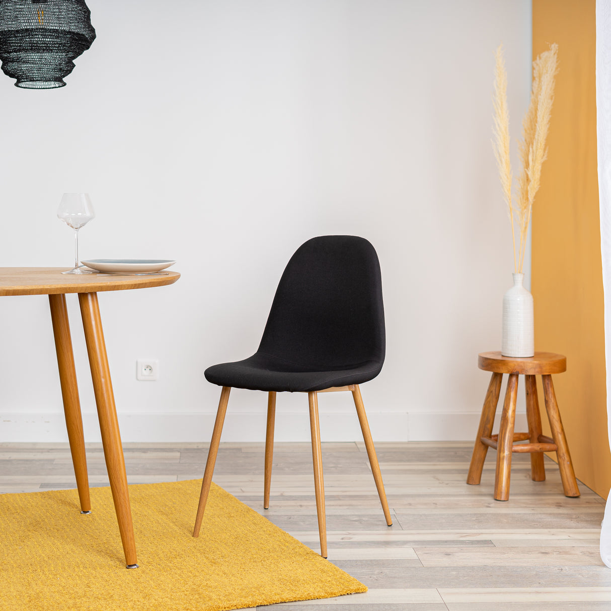 Set di 4 sedie di design scandinavo in tessuto nero, comode per la sala da pranzo - CHARLTON BLACK