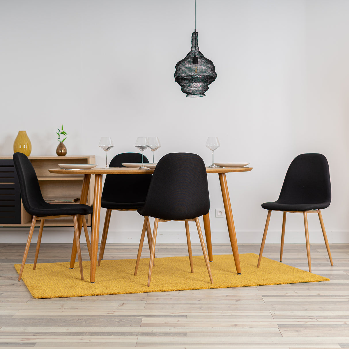 Set di 4 sedie di design scandinavo in tessuto nero, comode per la sala da pranzo - CHARLTON BLACK