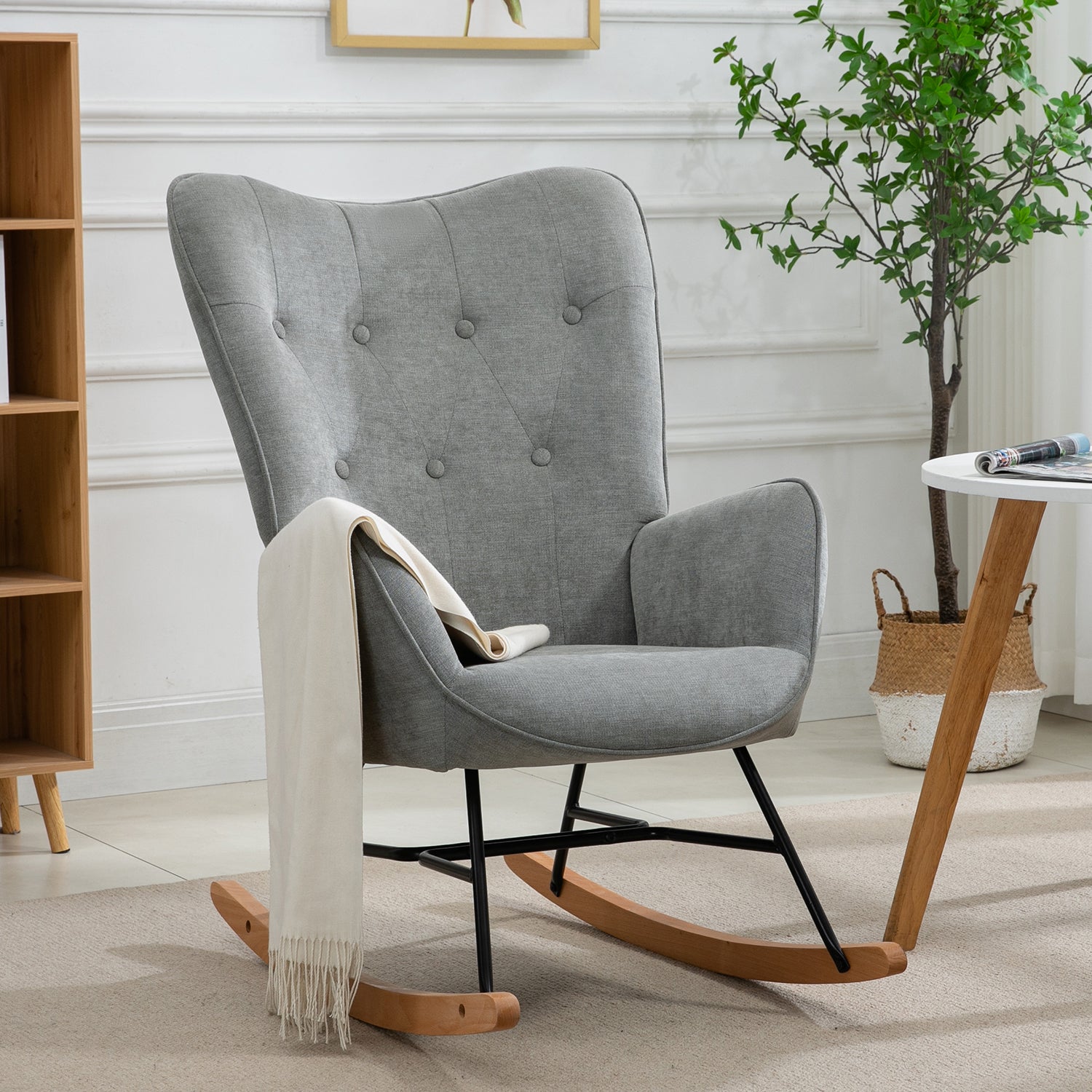 Fauteuil à bascule allaitement scandinave avec accoudoirs en tissu gris capitonné - EPPING