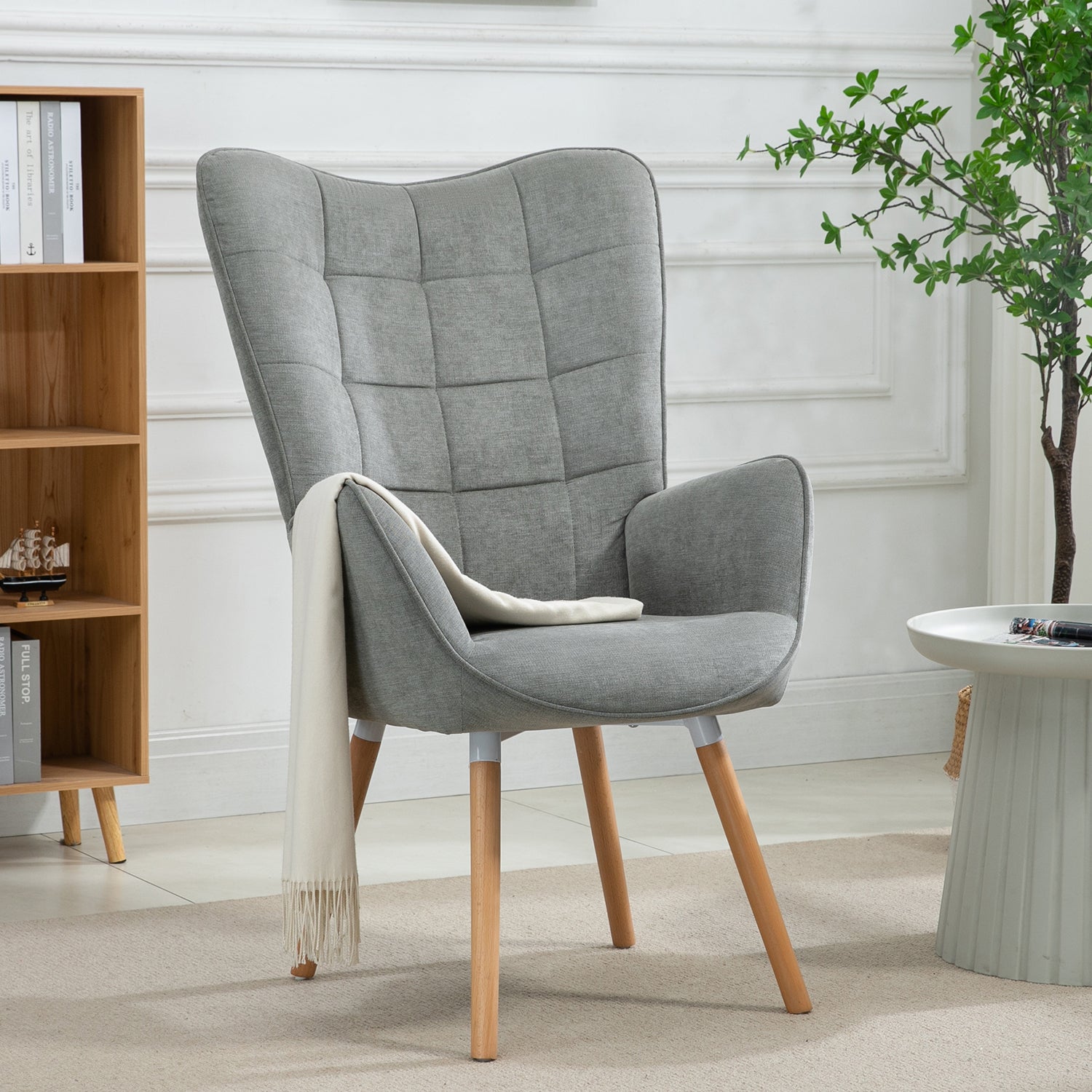 Fauteuil scandinave avec accoudoirs en tissu gris à surpiqûres - FUNKEL