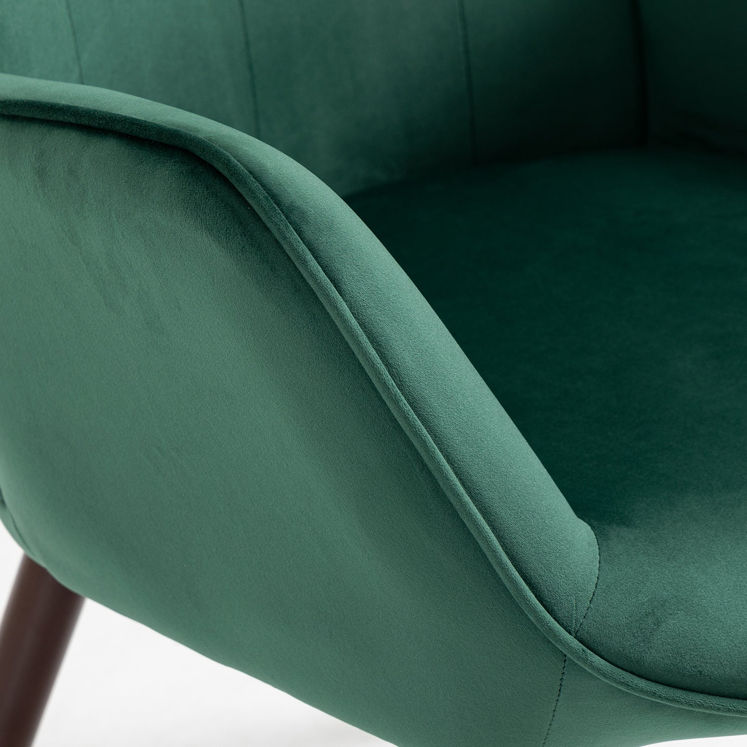 Sillón escandinavo con reposabrazos en terciopelo verde con costuras - FUNKEL